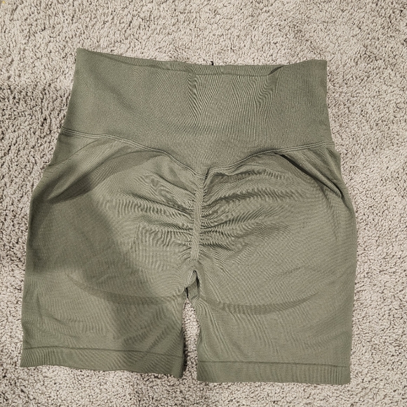 Amazon Size L Scrunch-Butt Compression Shorts - Picture 2 of 3
